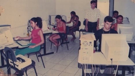 Alunos aprendendo em laboratório