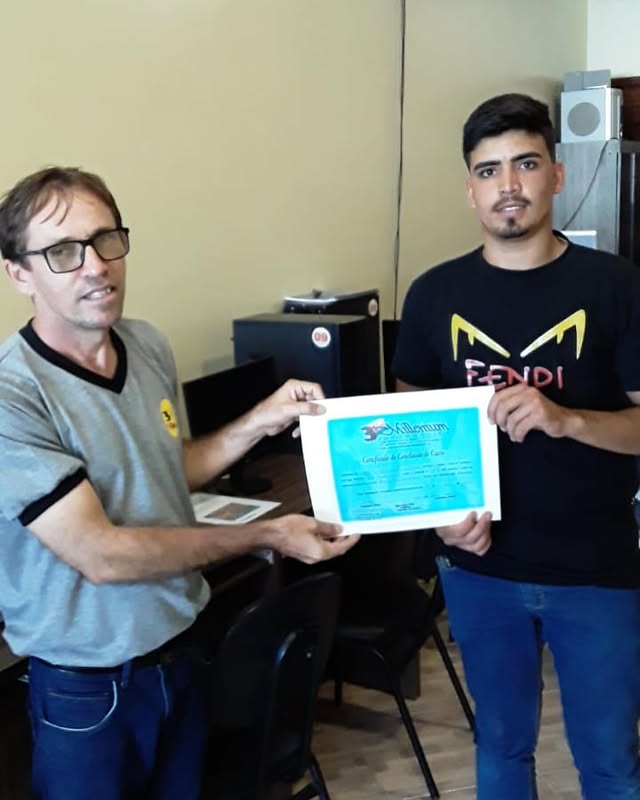 Aluno recebendo suporte do professor