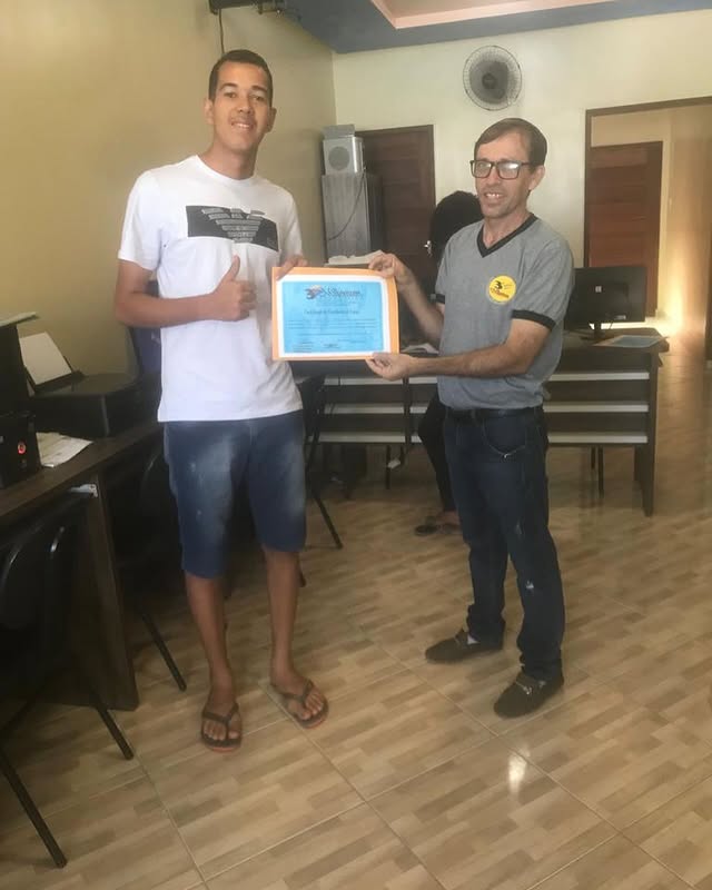 Alunos comemorando conquista