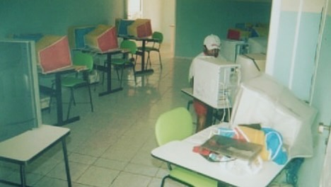 Aluno usando software educativo